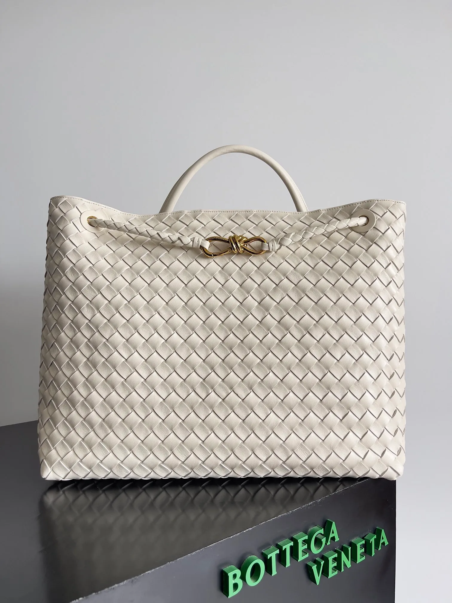 Batch 3760 Recently, the same style of bag that celebrities love is both high-end and practical. Michelle Yeoh, Kim Namjoon, Jing Boran, Tong Liya, Sun Qian, Wu Qianyu, Du Juan, Ma Yili and Bai Baihe are all carrying Bottega Veneta summer series Andiamo handbags. Andiamo has a simple structure and rounded lines. The whole piece is made of Nappa leather. It is comfortable, soft and dynamic. It adds interest to daily life and can be easily matched with various styles. Andiamo handbags are available in three sizes: small, medium and large. There are many colors to choose from, which can meet different needs. You can really carry it whether it is daily or attending events. Style number: 743575 Size: 45*22*34 including handle height 44cm